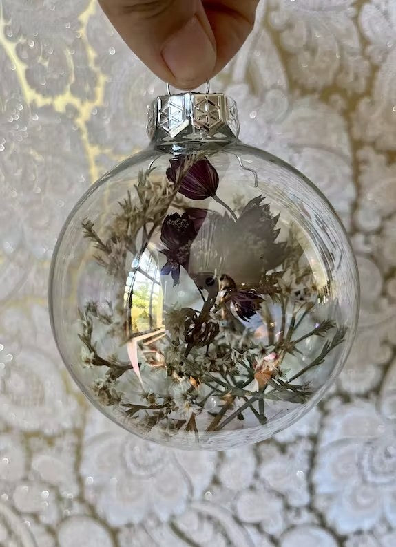 Glazen kerstbal met droogbloemen Ø8cm