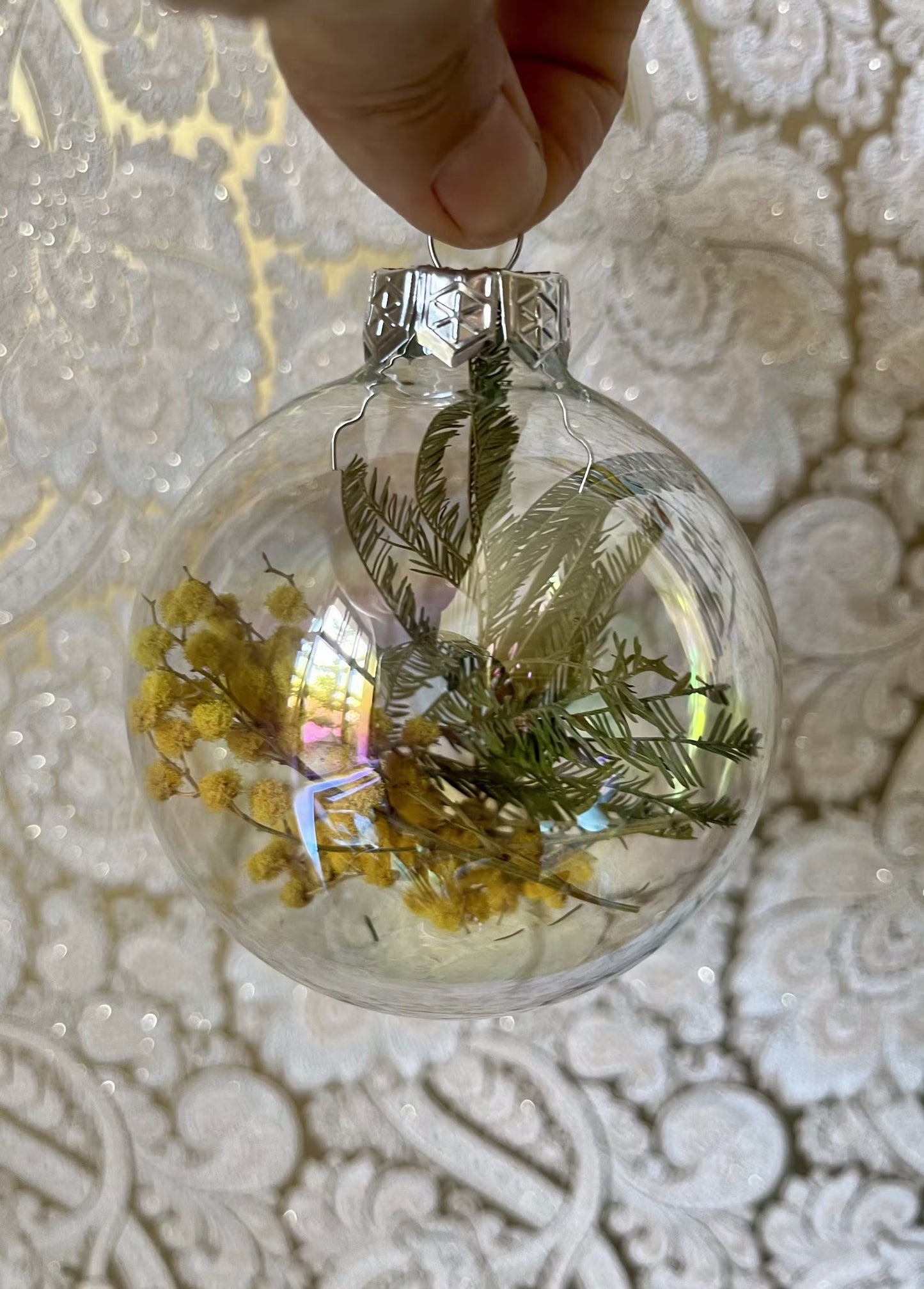 Glazen kerstbal met droogbloemen Ø8cm