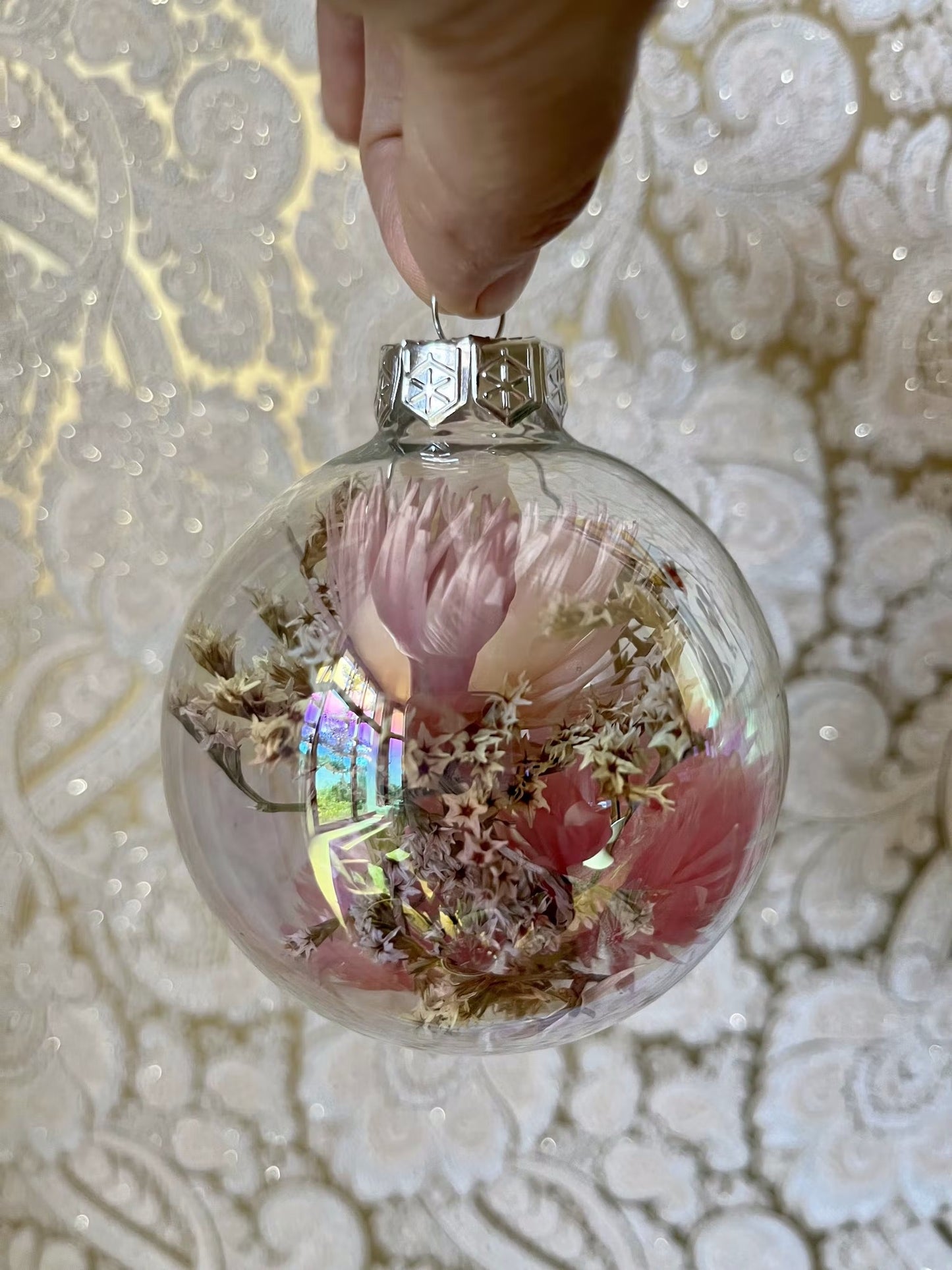 Glazen kerstbal met droogbloemen Ø8cm